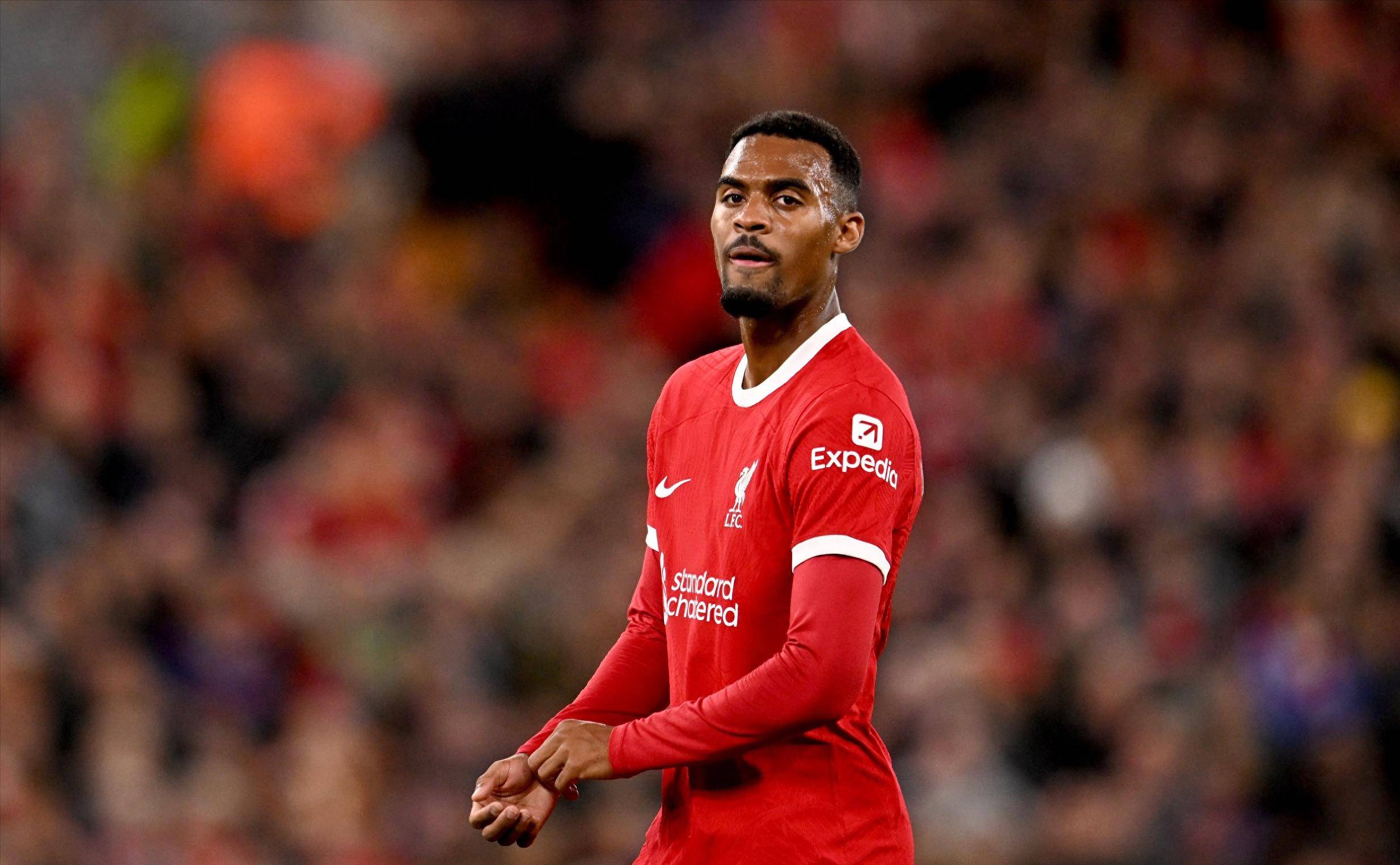 皮克：巴萨本赛季能竞争所有赛事的冠军，包括欧冠在内（皮克：本季巴萨有实力冲击各项锦标，欧冠也不例外）