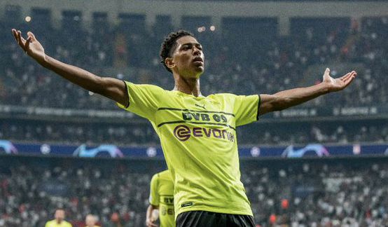 崩盘预警！皇马更衣室分裂，阿隆索帅位悬了，战曼城是最后救赎！