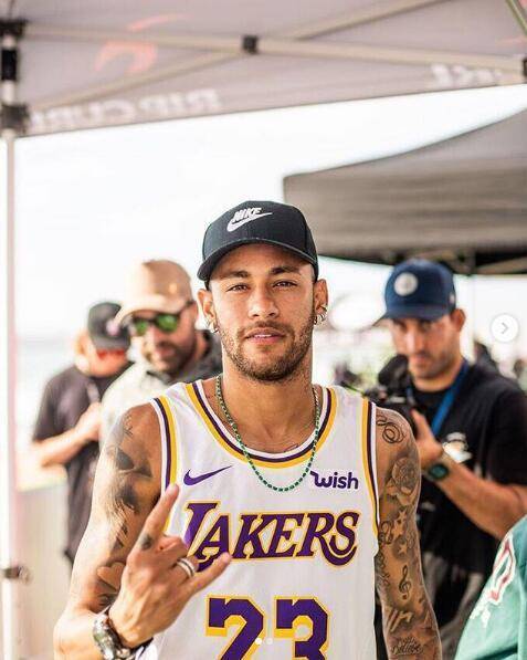 WTT总决赛：孙颖莎4-0横扫王艺迪，晋级八强