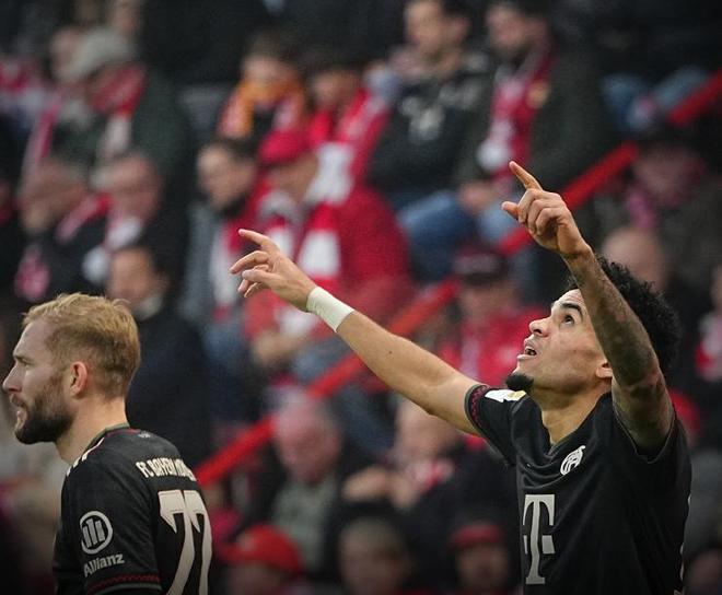 热闻｜B费一传两射造两大神迹！曼联客场4-1大胜狼队升至英超第六（快讯｜B费梅开二度+助攻创两项纪录，曼联客场4-1狼队升至英超第六）