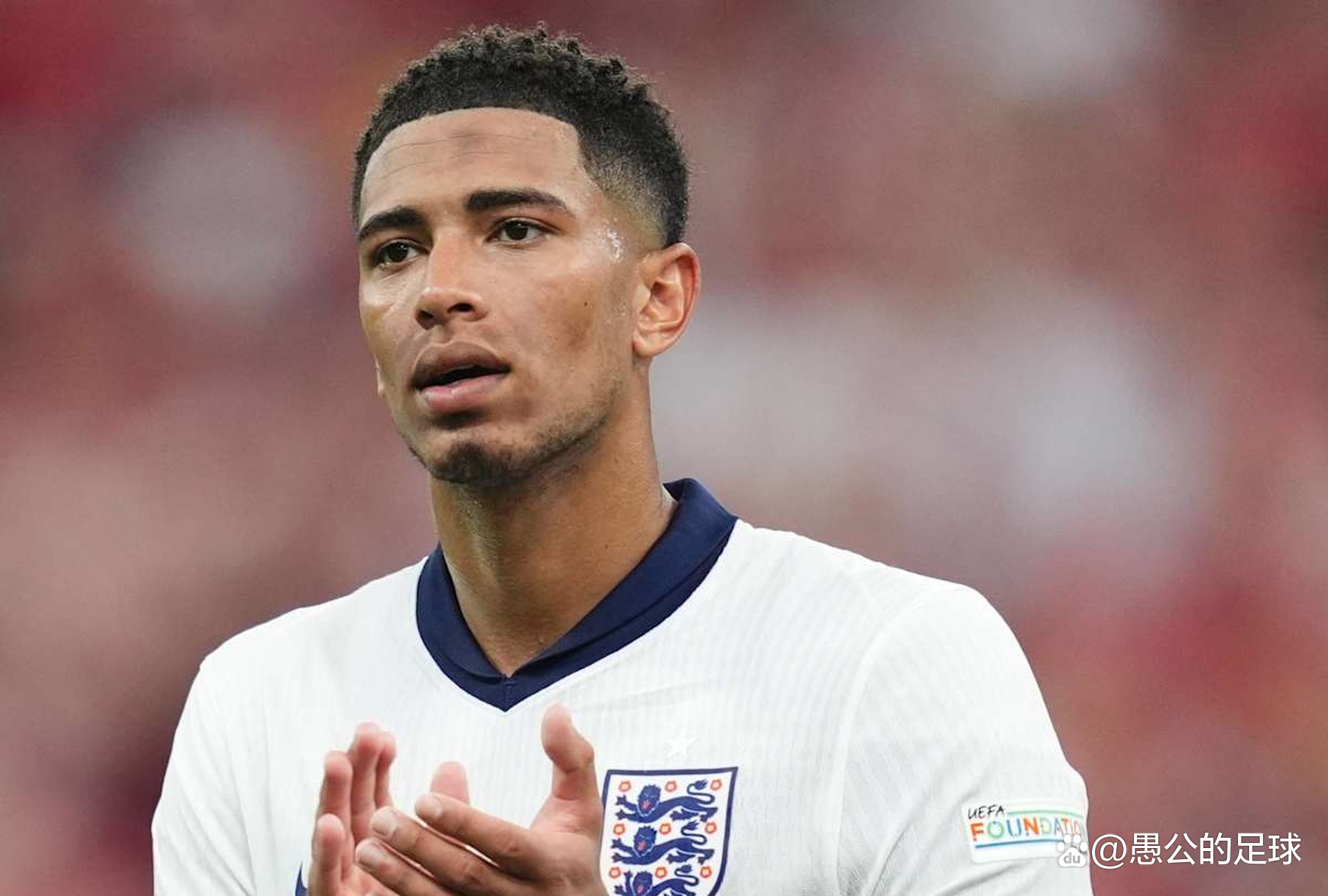 内马尔从中场跑回禁区开门球，结果队友直接开大脚让他无语