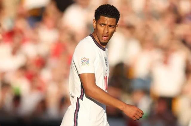 陈威vs柔佛新山半场数据：贡献5次扑救，评分暂为全场最高