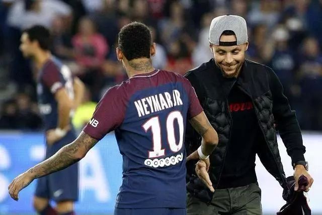 19岁22天，莱比锡边锋迪奥曼德成为德甲历史第二年轻戴帽球员（年仅19岁又22天，莱比锡翼锋迪奥曼德成为德甲史上第二年轻上演帽子戏法的球员）